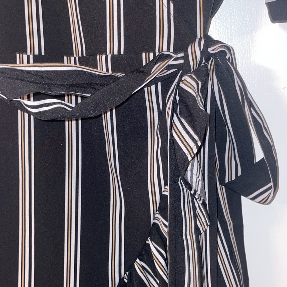 Striped dress with ruffle details - Picture 2 of 7